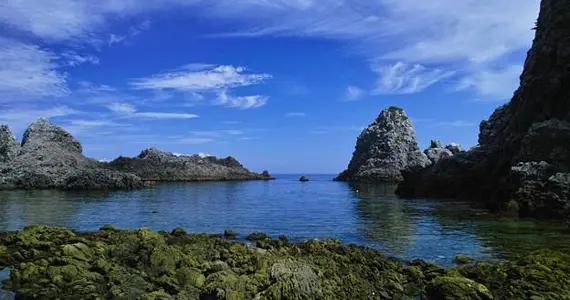 Ensenada en la isla Shikine-hima al sur de Tokio.