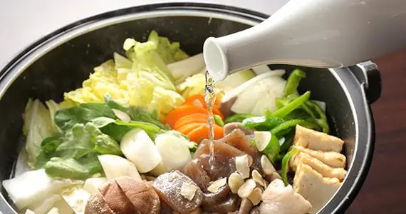 Le bishu nabe, cuisiné dans du saké, est le plat typique de la ville de Saijo