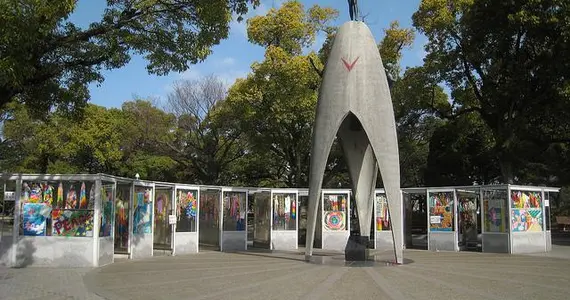 Le Monument de la Paix des Enfants est entouré de milliers d'origami en forme de grue, symbole de la paix