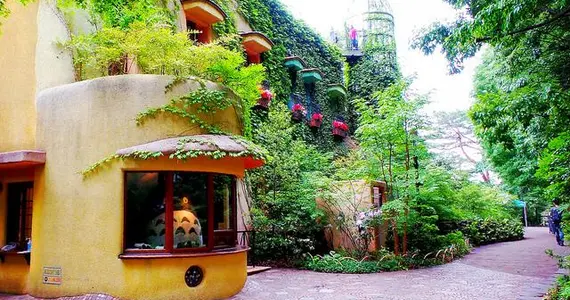 Totoro vous accueille à l'entrée du musée Ghibli