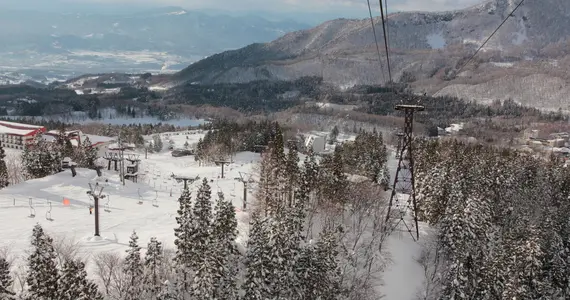 Vue du domaine skiable de Zao depuis un téléphérique