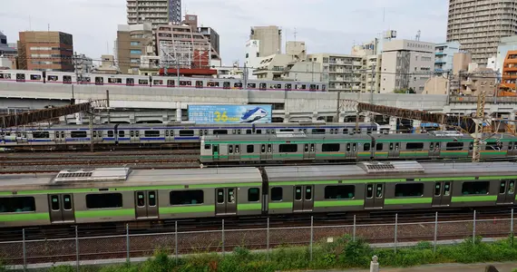 Les trains à Nippori