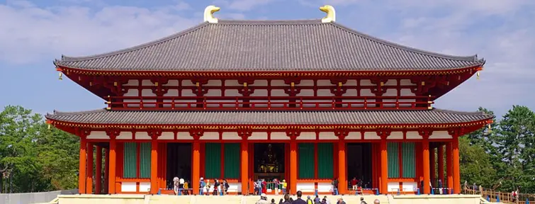 Large red and white hall of Kofukuji