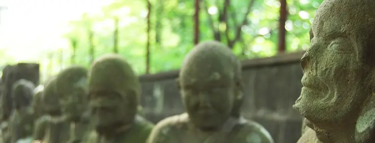 Line of Buddha statues 