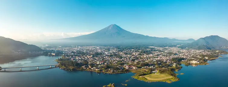 Vista aérea de Kawaguchi y el Monte Fuji 
