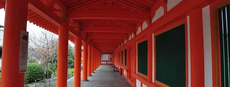 Red and white walls of sanjusangendo