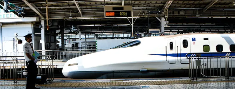 Shinkansen au quai d'une gare au Japon