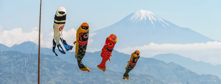 Koinobori flottant dans le ciel devant le Mont Fuji
