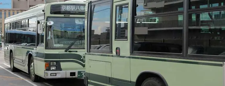 Kyoto buses near Tōji Temple