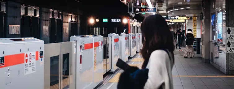 Métro souterrain de Tokyo arrivant à quai