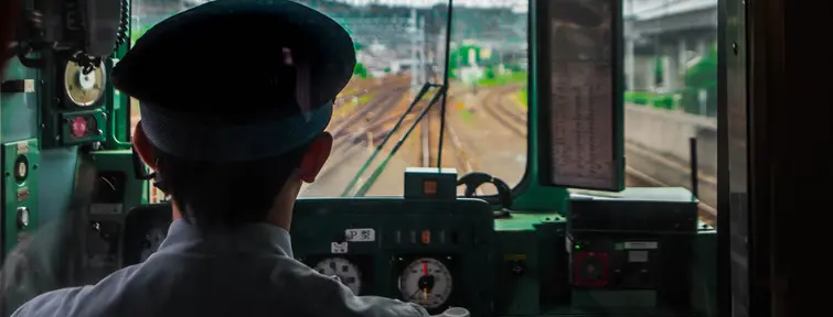 Conducteur à l'intérieur d'un train japonais