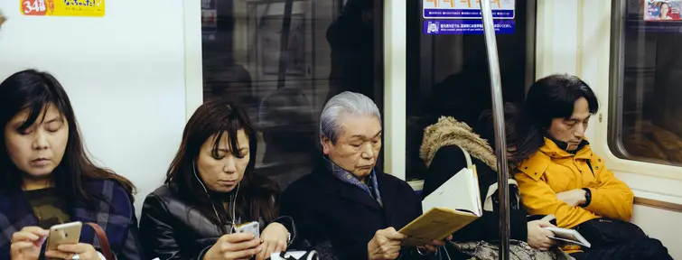 Plusieurs générations assises à côté dans un métro à Tokyo