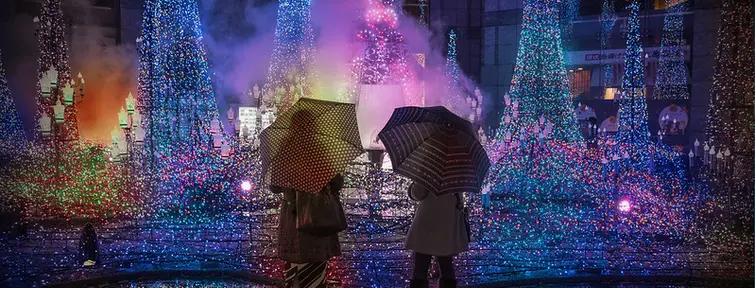 2 femmes devant les illuminations de Noël 2 femmes devant les illuminations de Noël