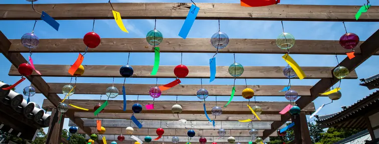 Furin accroché dans le ciel d'été