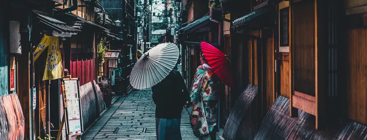 Couple visitant Kyoto main dans la main