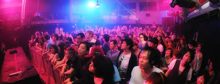 Foule qui danse dans le nightclub du Womb