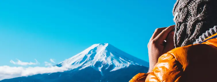 Un voyageur photographie le Mont Fuji