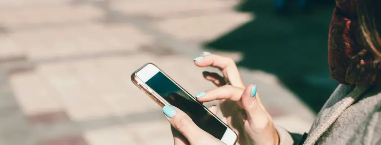 Personne sur une application de langue sur son smartphone