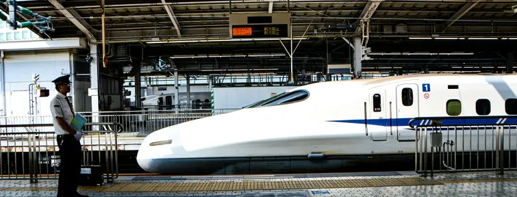 Shinkansen à quai au terminal de Shin-Osaka