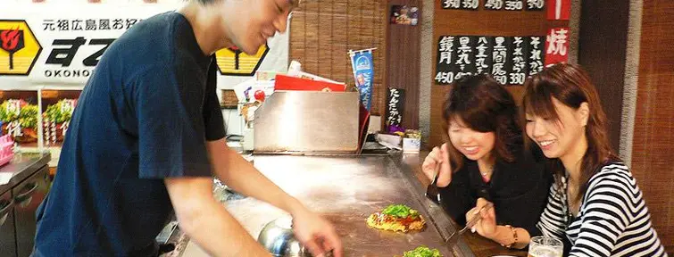 Una de las especialidades culinarias de la ciudad: el okonomiyaki de Hiroshima, el hiroshimayaki Una de las especialidades culinarias de la ciudad: el okonomiyaki de Hiroshima, el hiroshimayaki