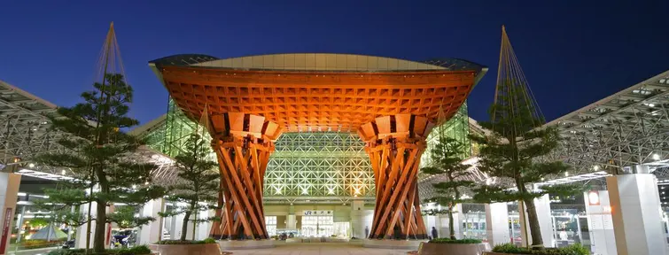Le torii moderne de la gare de Kanazawa.
