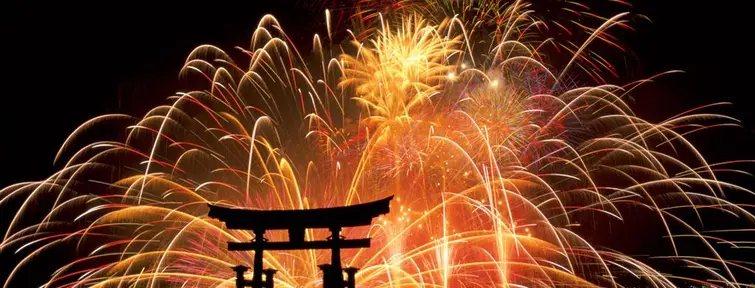 Feux d'artifices "hanabi" près du sanctuaire d'Itsukushima à Miyajima.  Feux d'artifices "hanabi" près du sanctuaire d'Itsukushima à Miyajima.