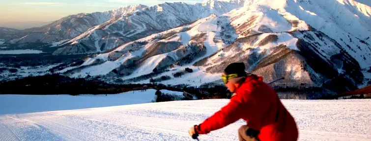 Un skieur sur les pistes japonaises de Nagano. Un skieur sur les pistes japonaises de Nagano.