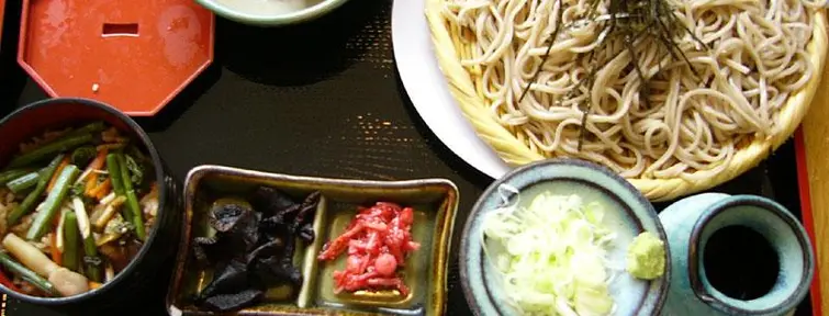 Les shinshû soba, de fines nouilles de sarrasin plongées dans un bouillon chaud, sont un bon repas après une journée de ski à Nagano. Les shinshû soba, de fines nouilles de sarrasin plongées dans un bouillon chaud, sont un bon repas après une journée de ski.