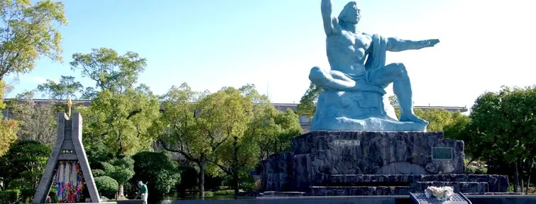 La Estatua de la Paz en memoria de las víctimas de la bomba nuclear en el Parque de la Paz, Nagasaki