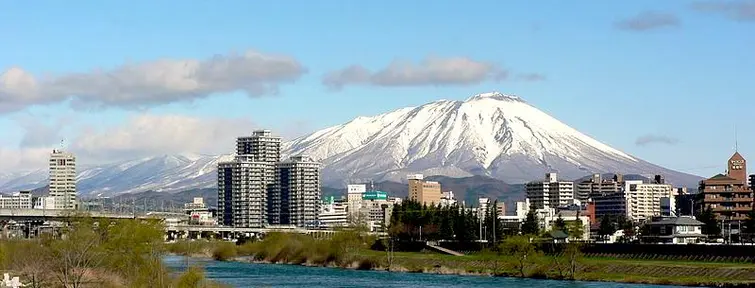 Morioka : la rivière Nakatsu et le mont Iwate.
