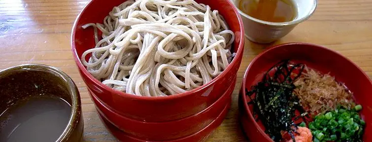 Le wanko-soba, un rituel culinaire de Morioka qui consiste à avaler le plus grand nombre de bols de nouilles.