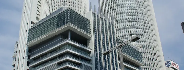 La estación de Nagoya, con sus dos torres cilíndricas, es la más grande del mundo.
