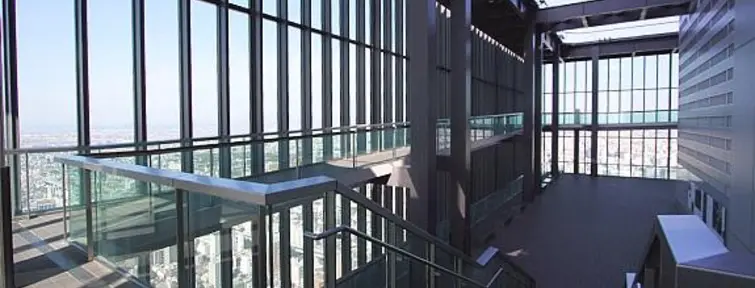 La Sky Street es un pasillo de vidrio que conecta las dos torres de la estación de Nagoya en el piso 15. 