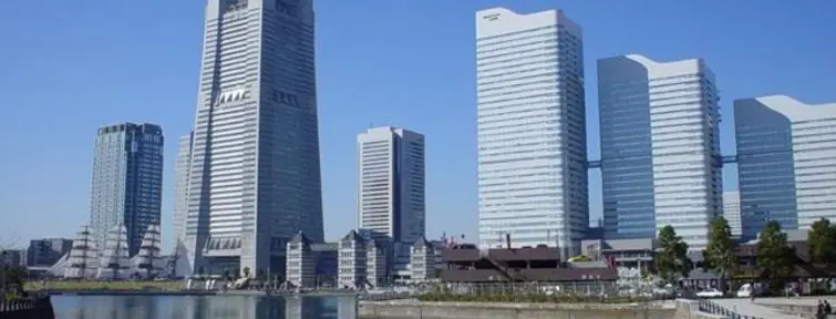 Vistas del distrito financiero de Yokohama desde la bahía de Tokio Vistas del distrito financiero de Yokohama desde la bahía de Tokio