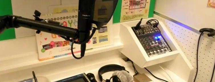 In Tokyo, there are many special karaoke rooms for lonely people.