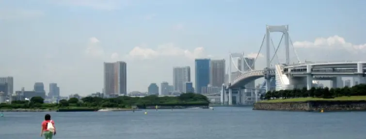 The beach of Odaiba (Tokyo), with stunning views of the Rainbow Bridge.