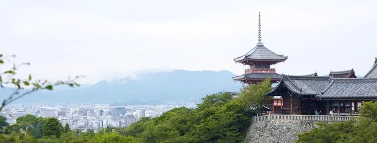 Perché sur sa montage, le Kiyomizu-dera a la ville de Kyoto à ses pieds. Perché sur sa montage, le Kiyomizu-ji a la ville de Kyoto à ses pieds.