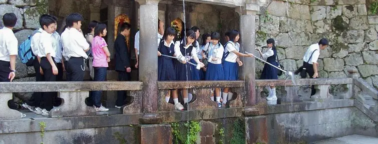 La cascade Otowa qui donne son nom au temple Kiyomizu-dera de Kyoto. La cascade Otowa qui donne son nom au temple Kiyomizu-dera de Kyoto.