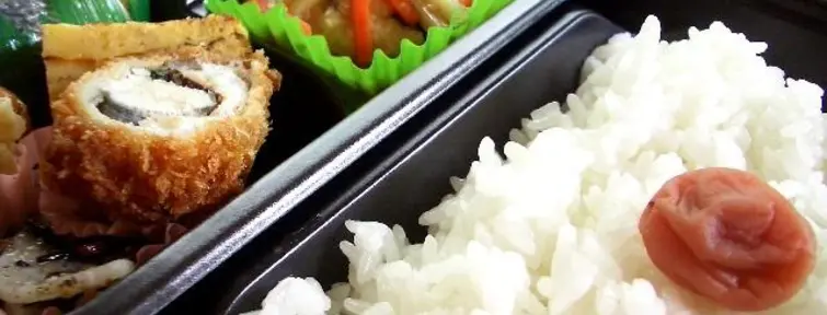 Savoureux et variés, les plateaux-repas bentô s'achètent dans la rue à l'heure du déjeuner.