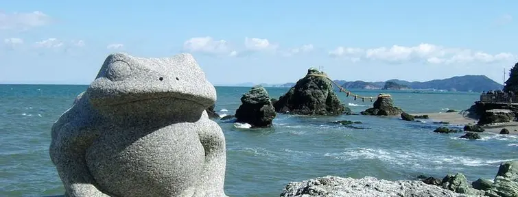 La grenouille, symbole du sanctuaire d'Okitama, face auquel mouillent les rochers de Meoto Iwa.