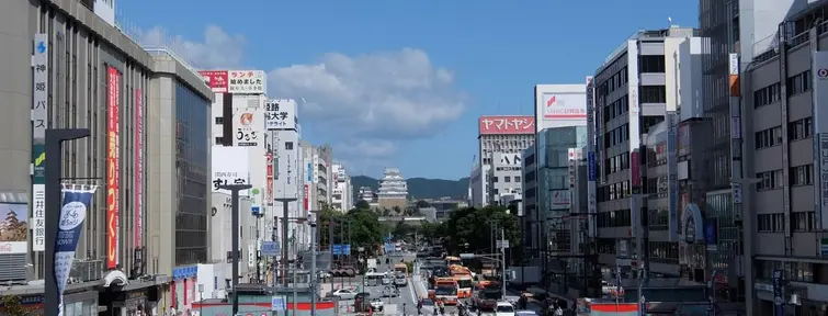 L'avenue Otemae-dôri relie la gare de Himeji à son célèbre château. L'avenue Otemae-dôri relie la gare de Himeji à son célèbre château.