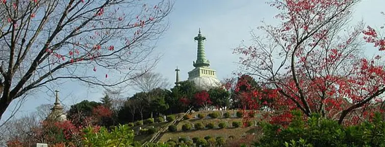 Le cimetière de Nagoyama, sur une colline à l'Est de Himeji. Le cimetière de Nagoyama, sur une colline à l'Est de Himeji.