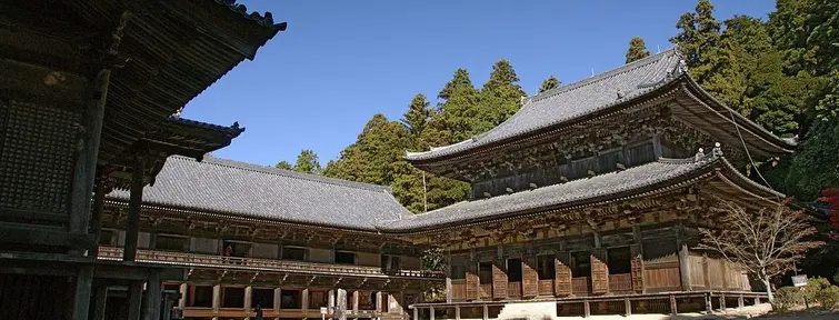 L'enceinte principale du temple Engyô-ji, à Himeji. L'enceinte principale du temple Engyô-ji, à Himeji.
