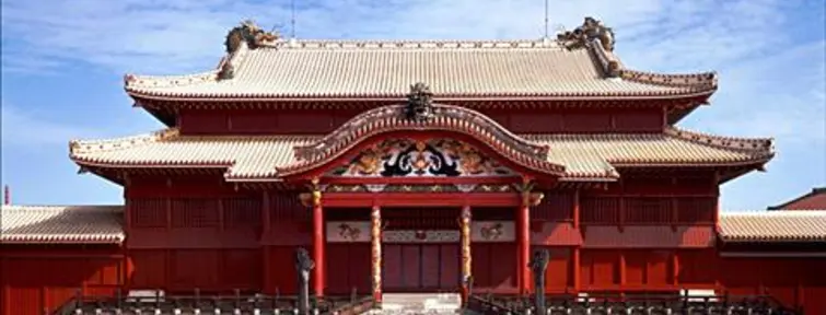 Le palais des rois des Ryûkyû est le symbole du particularisme des okinawaïens. Le palais des rois des Ryûkyû est le symbole du particularisme des okinawaïens.