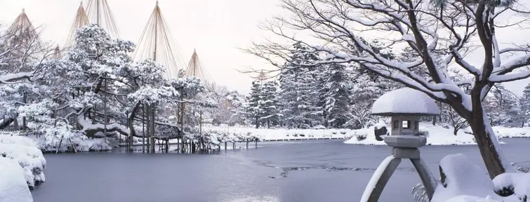 Le jardin Kenroku-en de Kanazawa est particulièrement beau l'hiver Le jardin Kenroku-en de Kanazawa est particulièrement beau l'hiver