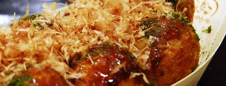  A tray of takoyaki.