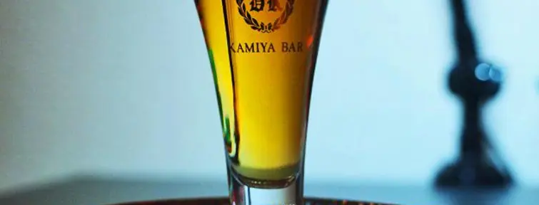 El licor eléctrico den el bar Kamiya de Asakusa.