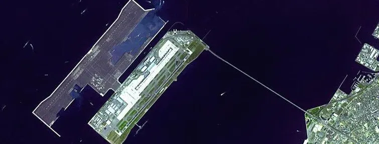 L'aéroport international du Kansai est construit sur une île artificielle relié à l'archipel par un pont de 3 kilomètres de long.  L'aéroport international du Kansai est construit sur une île artificielle relié à l'archipel par un pont de 3 kilomètres de long.
