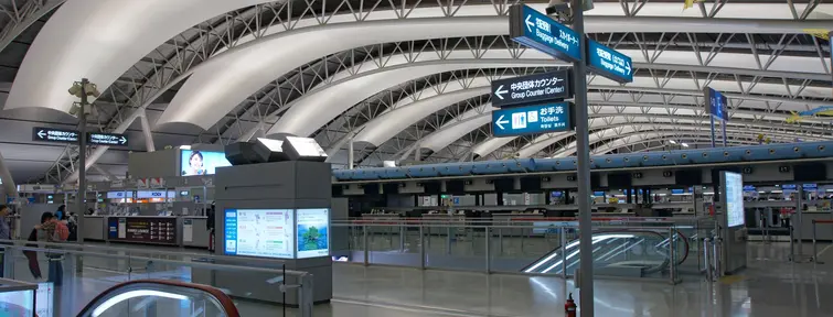 Le quatrième étage de l'aéroport et sa toiture en forme de voile facilitant la circulation naturelle de l'air dans tout le bâtiment