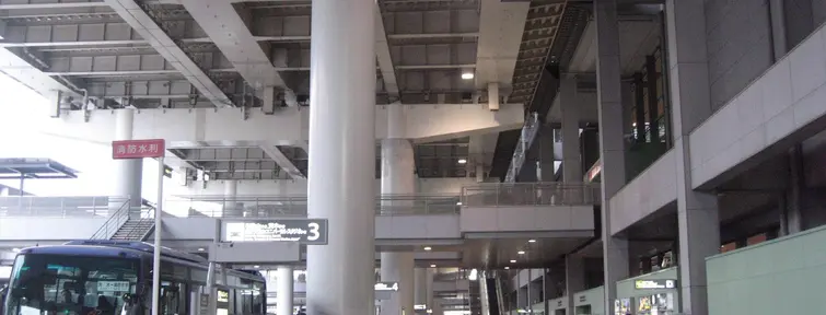 Terminal des bus limousines qui relient l'aéroport à de hauts lieux touristiques à Osaka notamment.